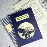 دفتر زبان ۶۰ برگ طرح astronaut کد ۰۰۱ - Image 1